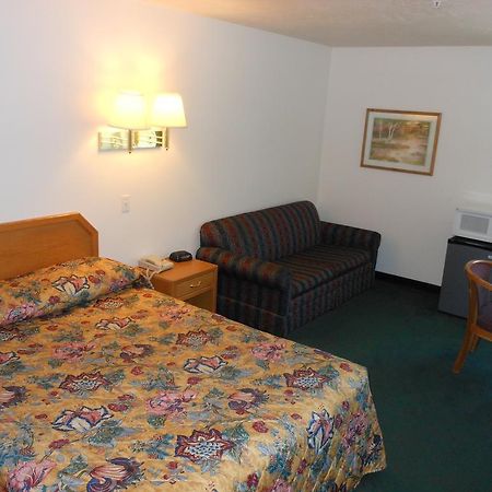 Economy Inn & Suites Нефи Екстериор снимка