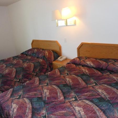 Economy Inn & Suites Нефи Стая снимка