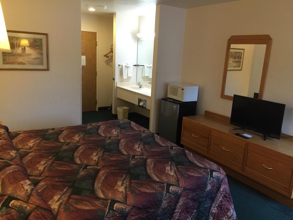 Economy Inn & Suites Нефи Екстериор снимка