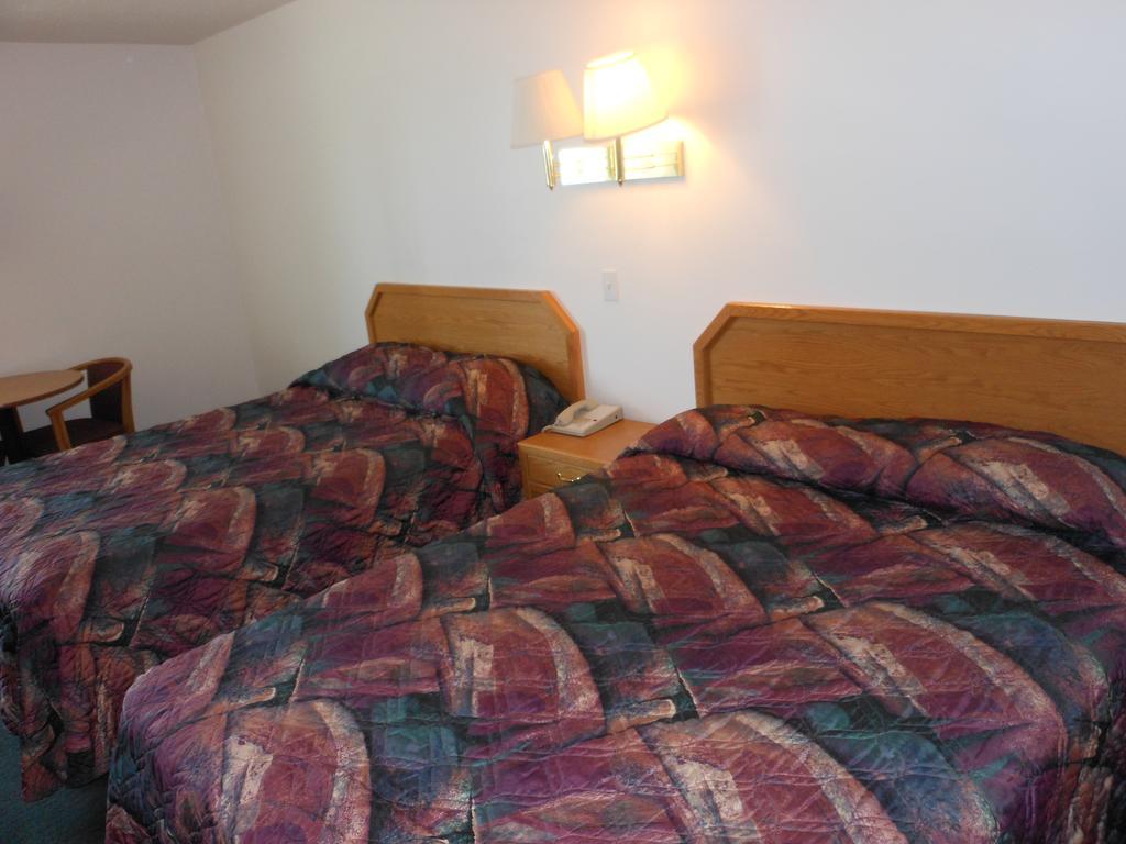 Economy Inn & Suites Нефи Стая снимка