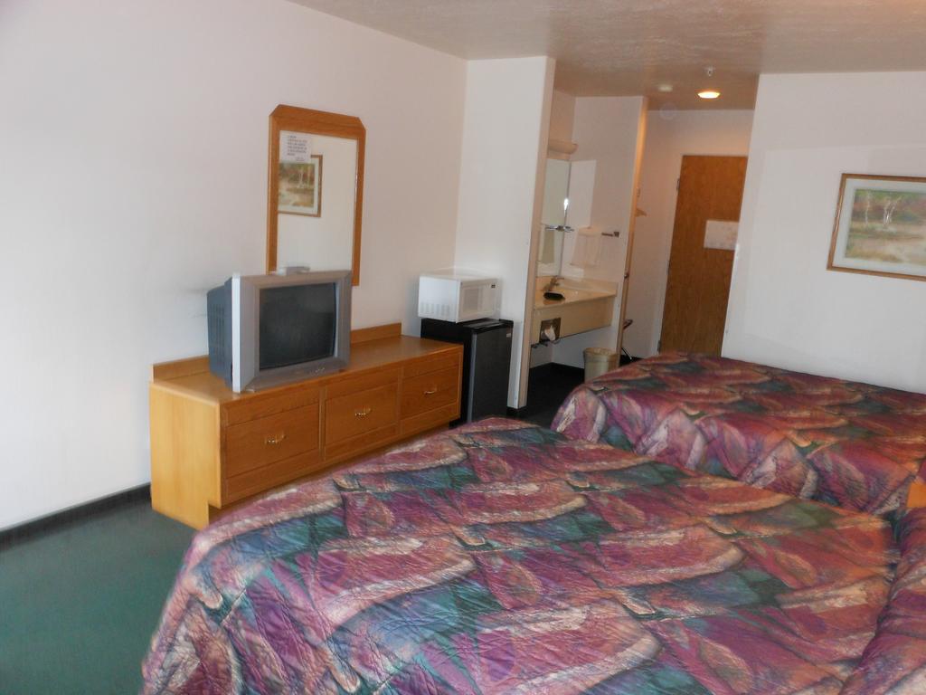 Economy Inn & Suites Нефи Екстериор снимка
