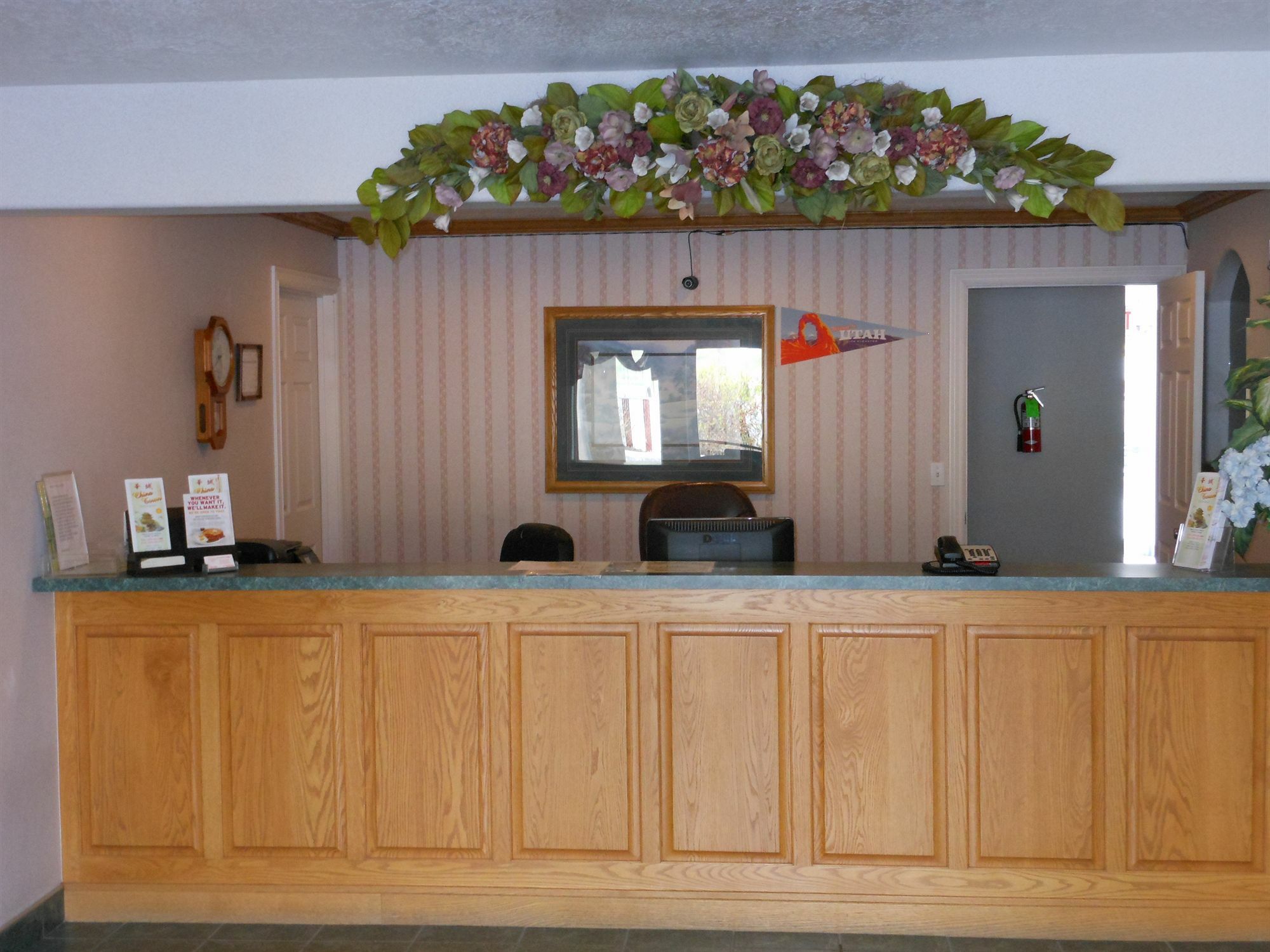 Economy Inn & Suites Нефи Екстериор снимка